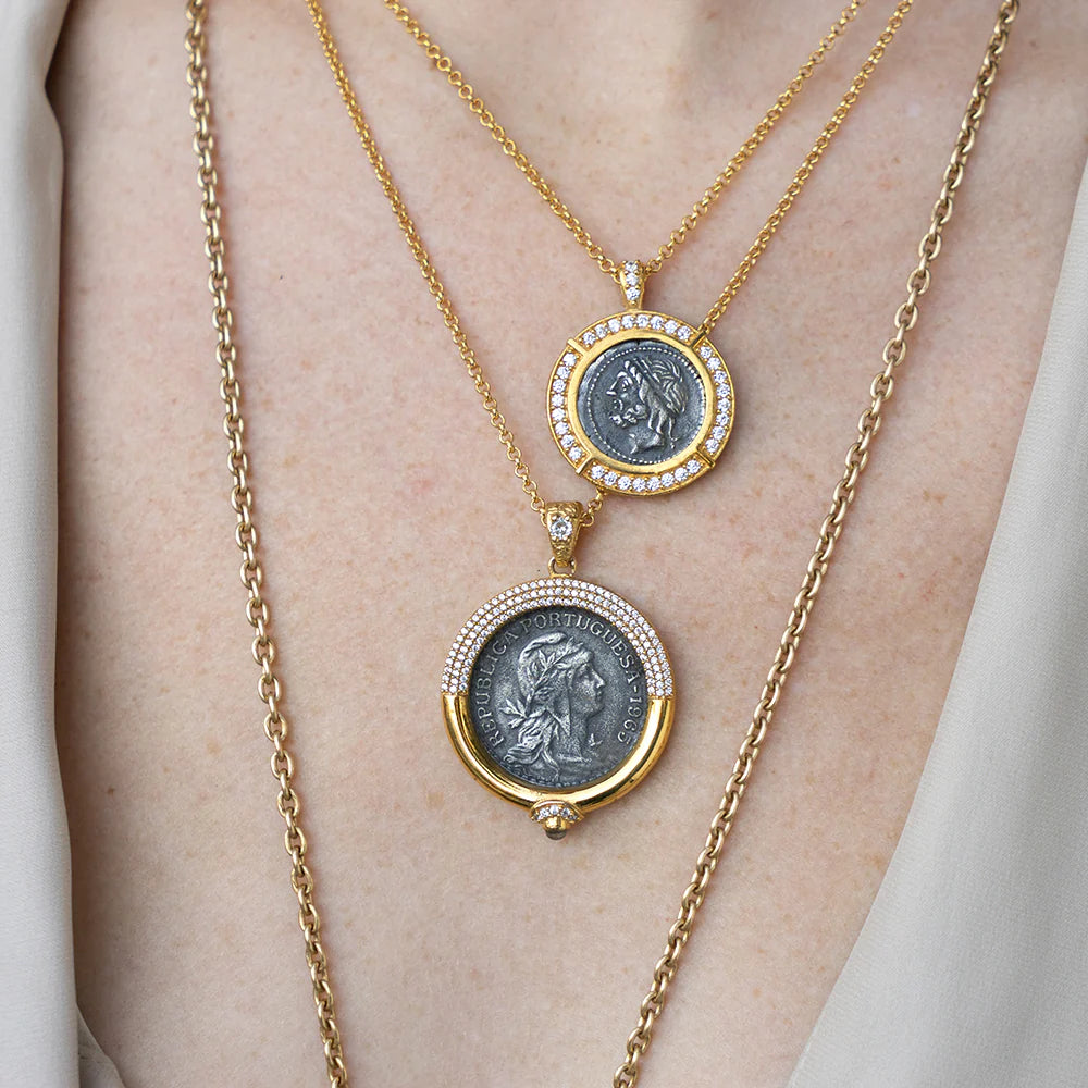Tat 2 Designs - Gold Frame VS Escudo Necklace