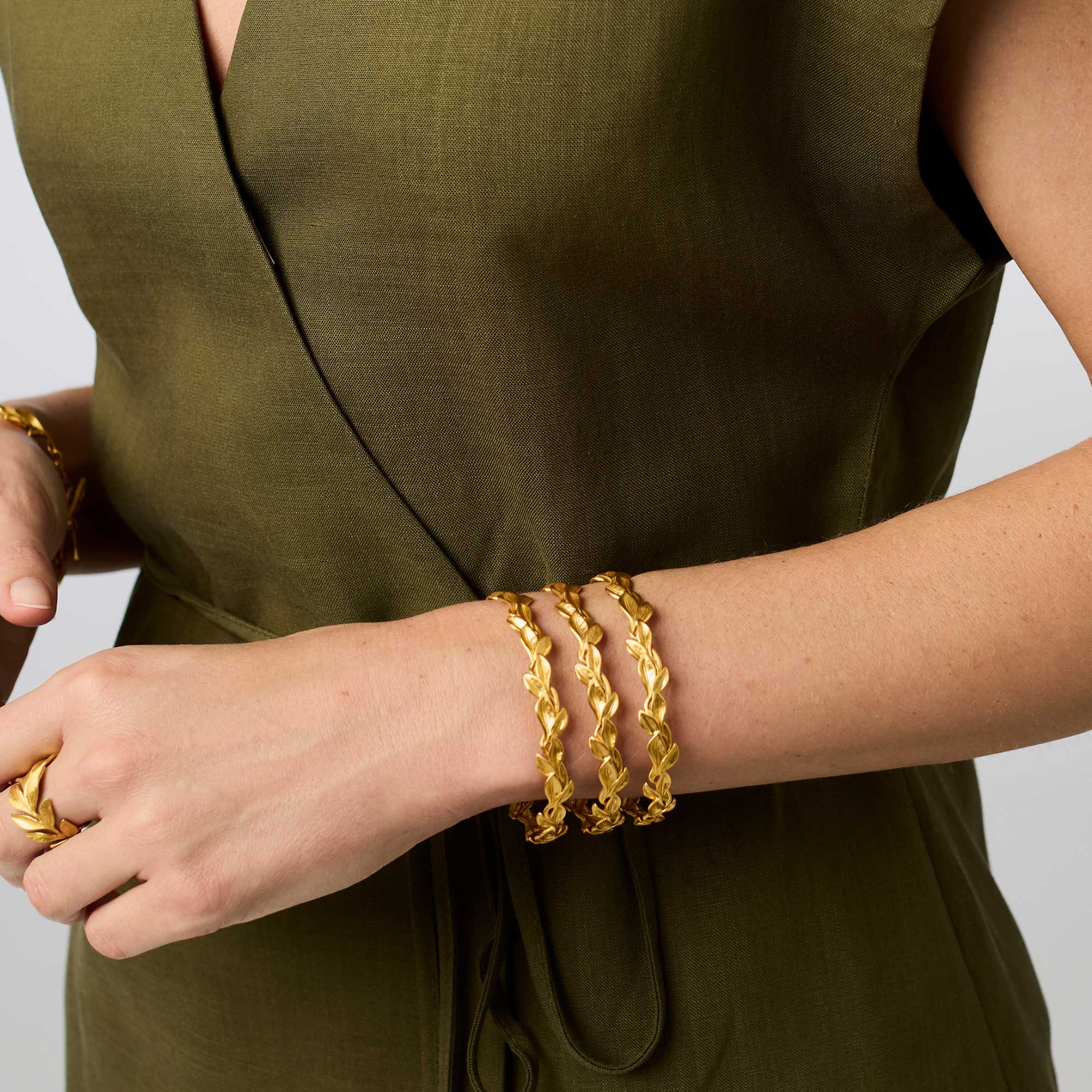 Julie Vos - Willow Bangle - Gold (Medium)